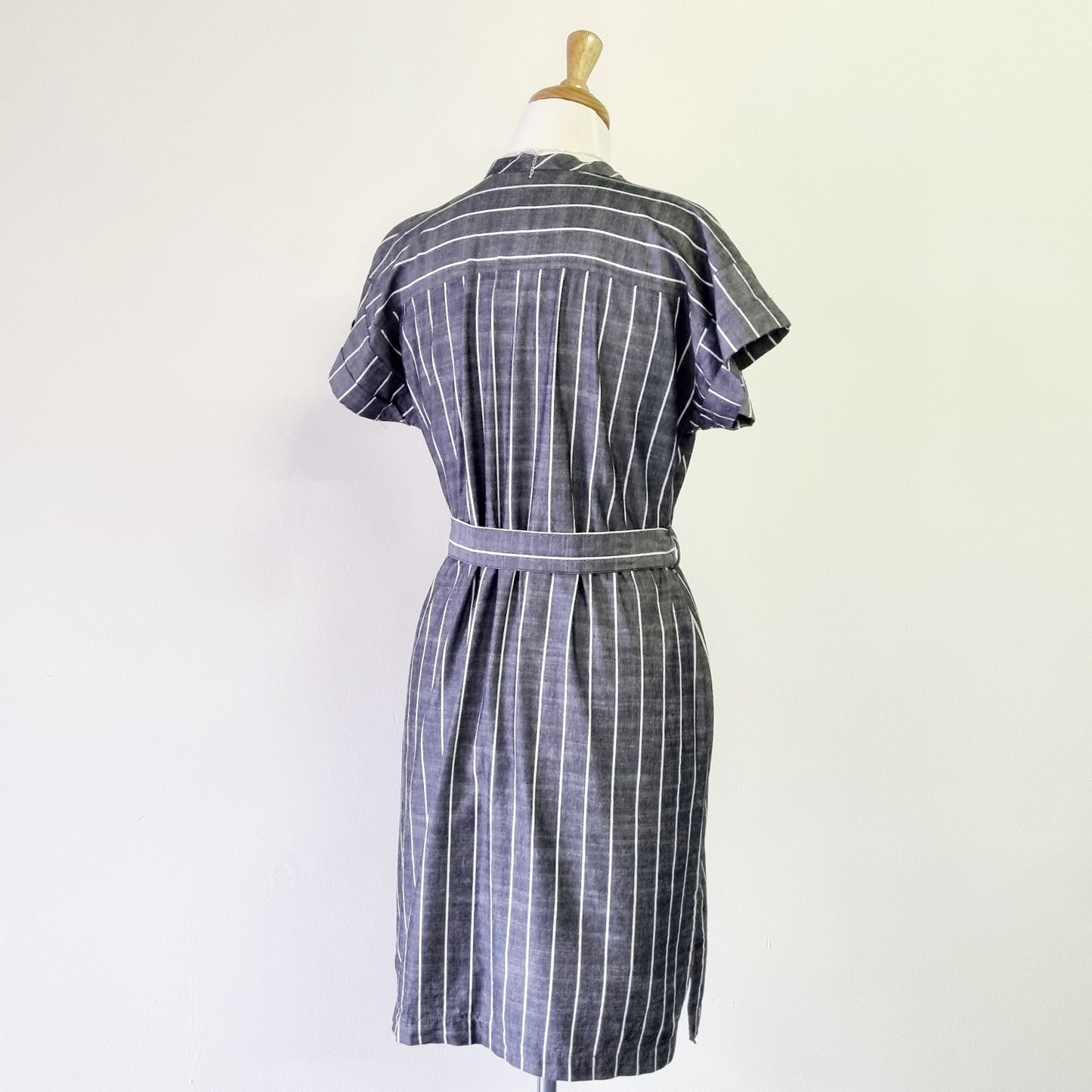 Edition - Grey & white short sleeved wrap waisted striped midi dress with belt