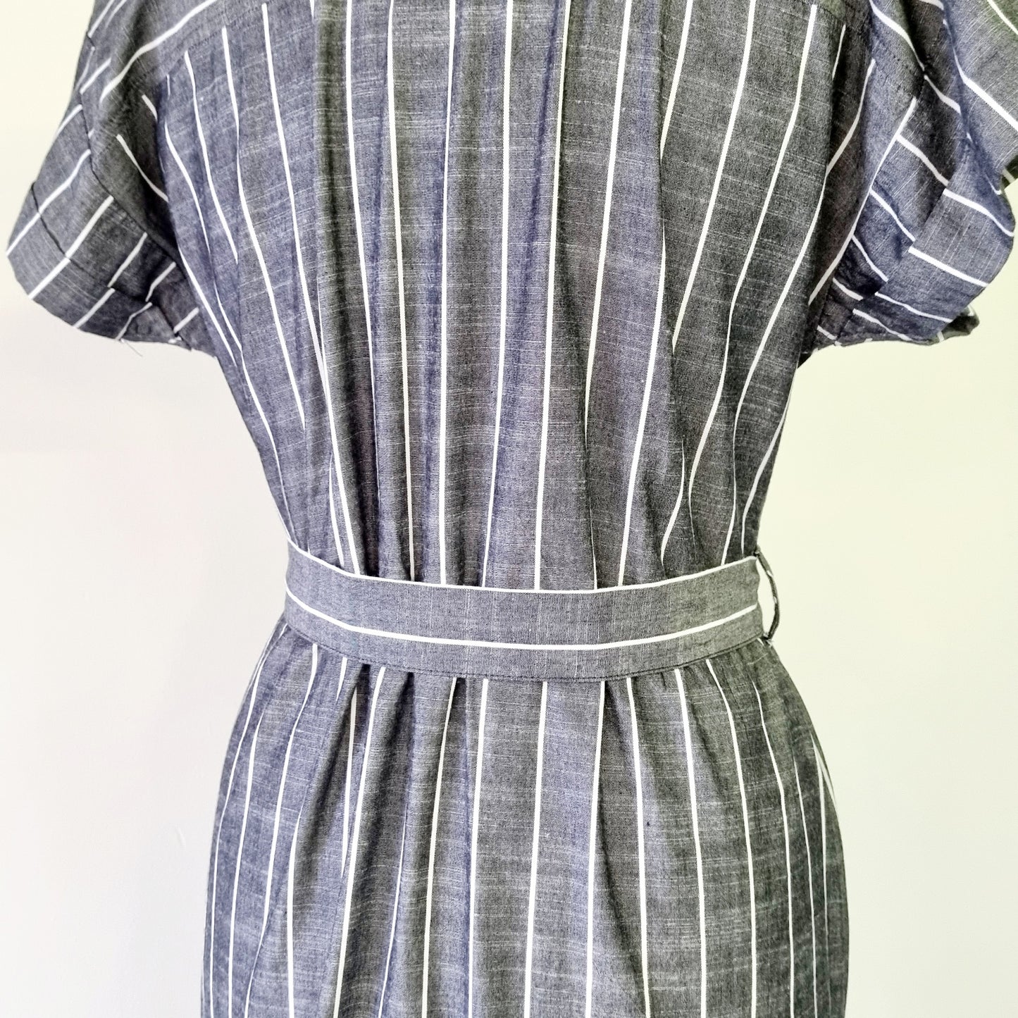 Edition - Grey & white short sleeved wrap waisted striped midi dress with belt